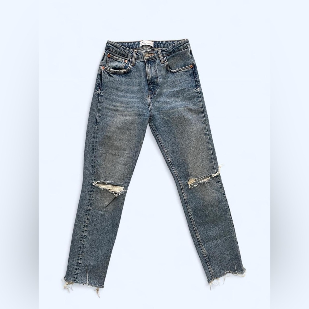 High-waisted‎ mom fit blue slim jeans with distressed knees by Zara size 4